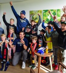 Die NHL-Stars Roman Josi und Nino Niederreiter besuchten das Lindenhofspital