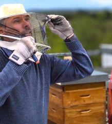 Schauen Sie unserem Imker beim Königinnen-Tausch zu