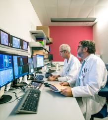 Frisch gedruckt: neue Broschüre zum Onkologiezentrum Bern